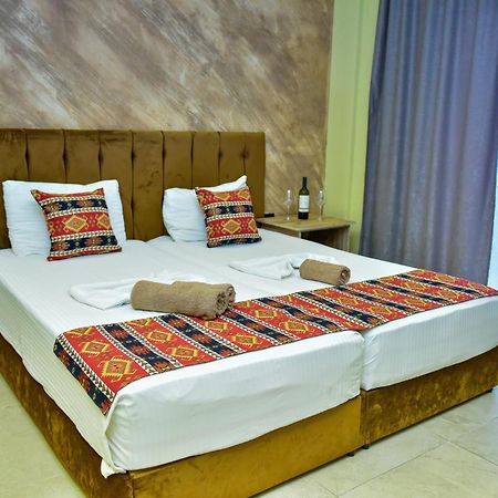 Te Bujtina Hotel- Cozy Stay With Traditional Breakfast Near Beach Голем Экстерьер фото
