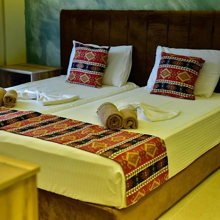 Te Bujtina Hotel- Cozy Stay With Traditional Breakfast Near Beach Голем Экстерьер фото