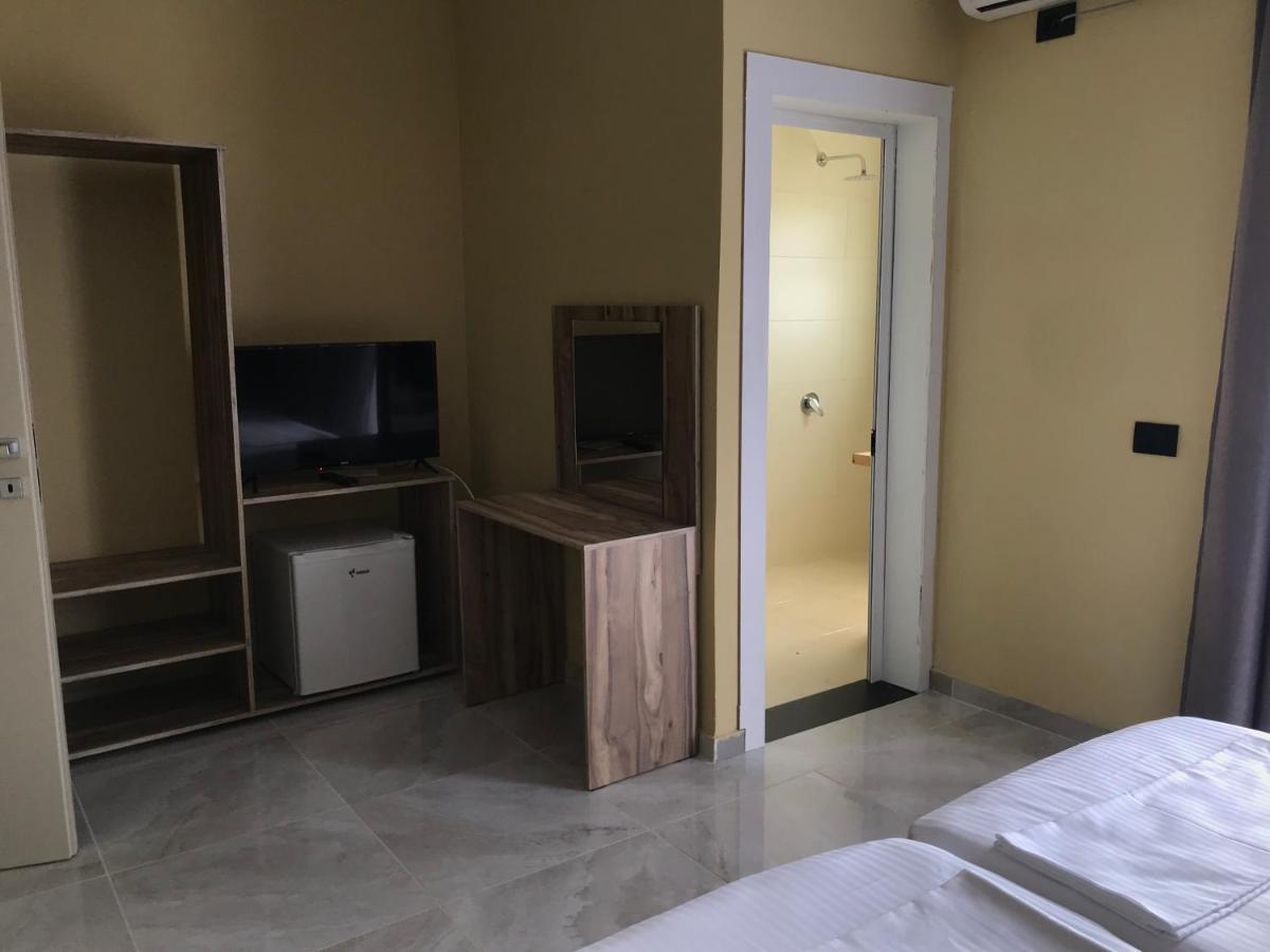 Te Bujtina Hotel- Cozy Stay With Traditional Breakfast Near Beach Голем Экстерьер фото