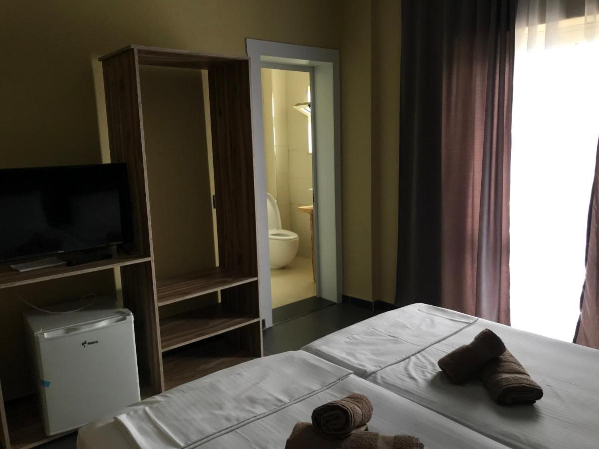 Te Bujtina Hotel- Cozy Stay With Traditional Breakfast Near Beach Голем Экстерьер фото