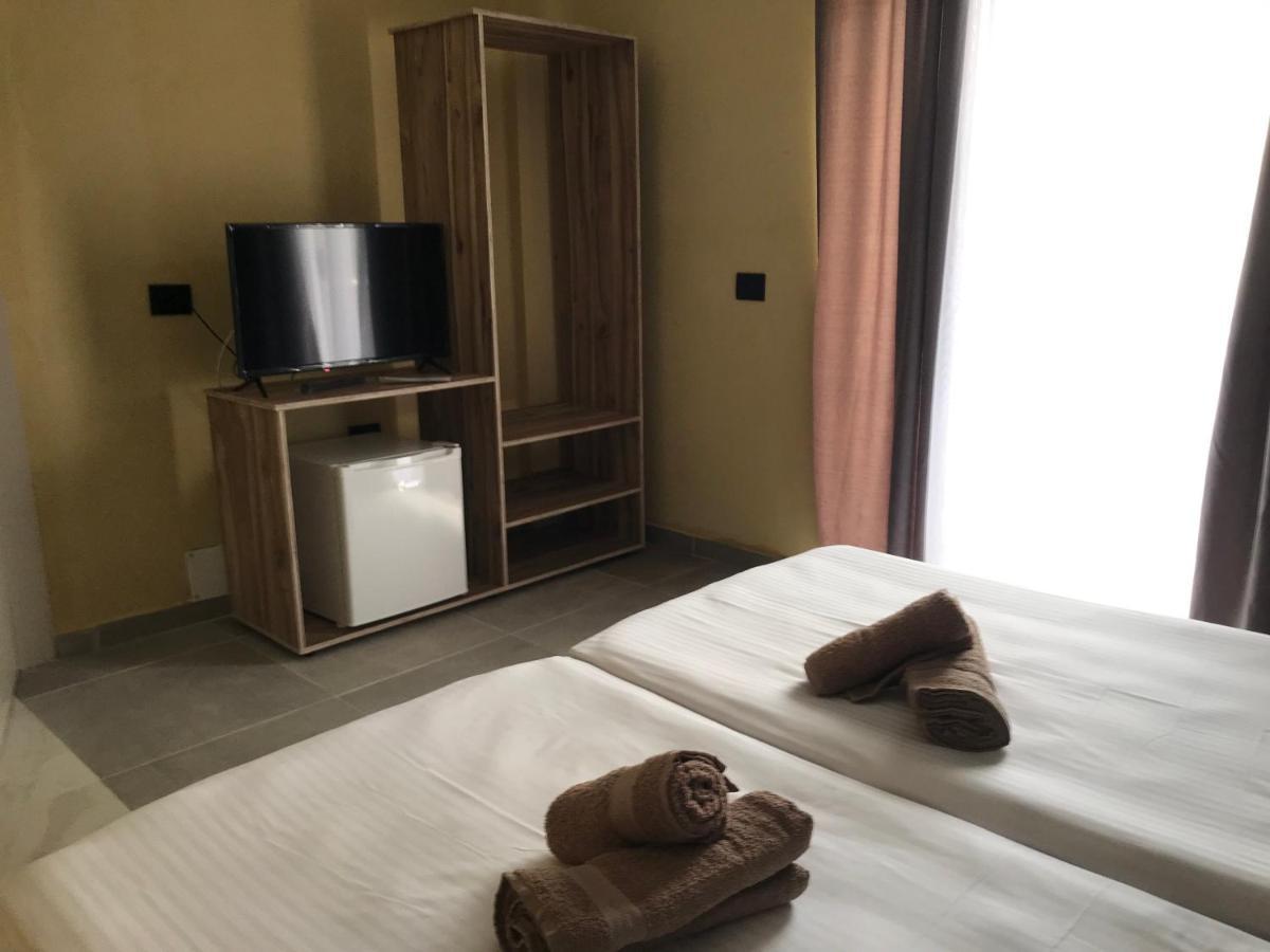 Te Bujtina Hotel- Cozy Stay With Traditional Breakfast Near Beach Голем Экстерьер фото