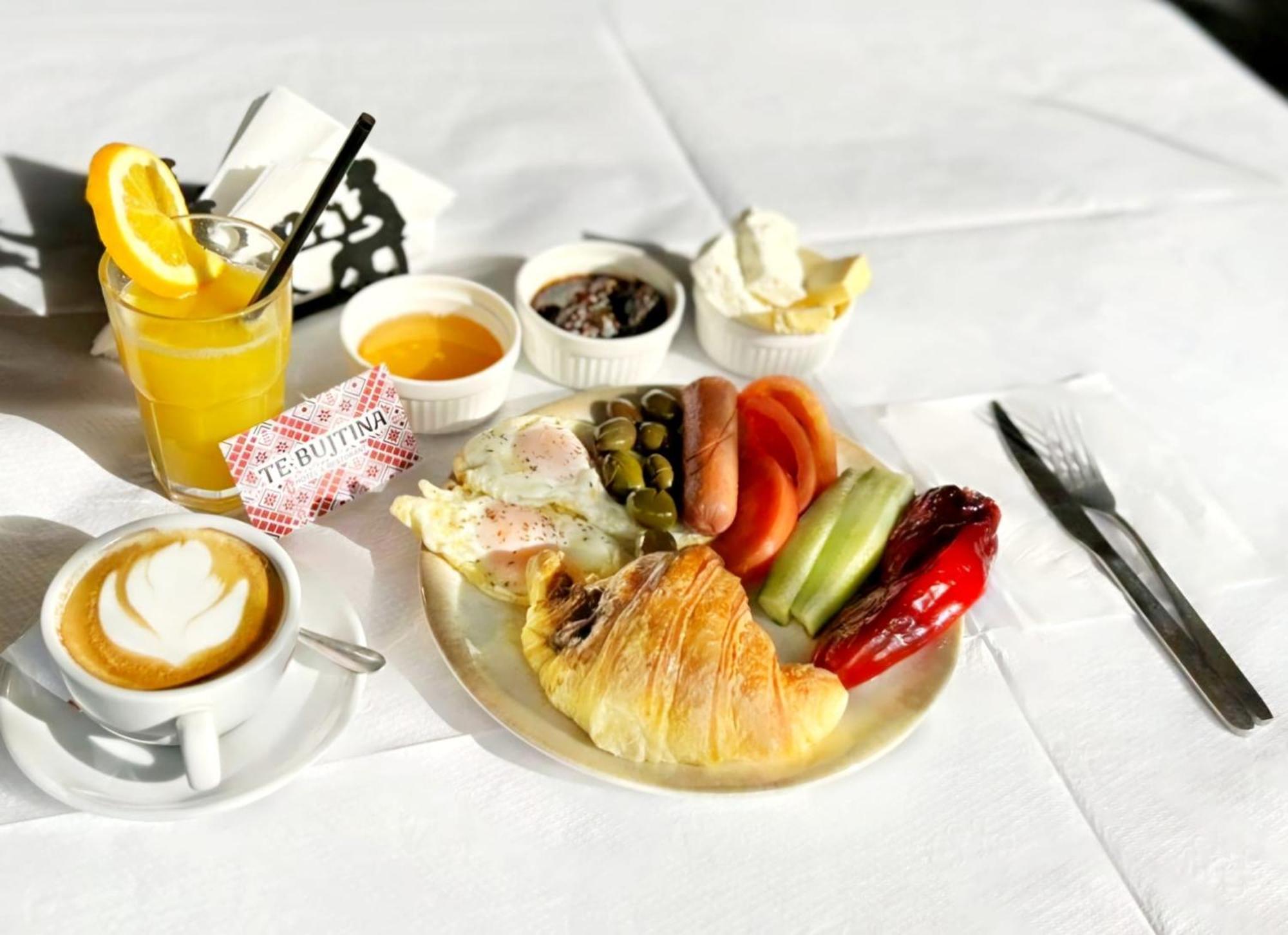 Te Bujtina Hotel- Cozy Stay With Traditional Breakfast Near Beach Голем Экстерьер фото