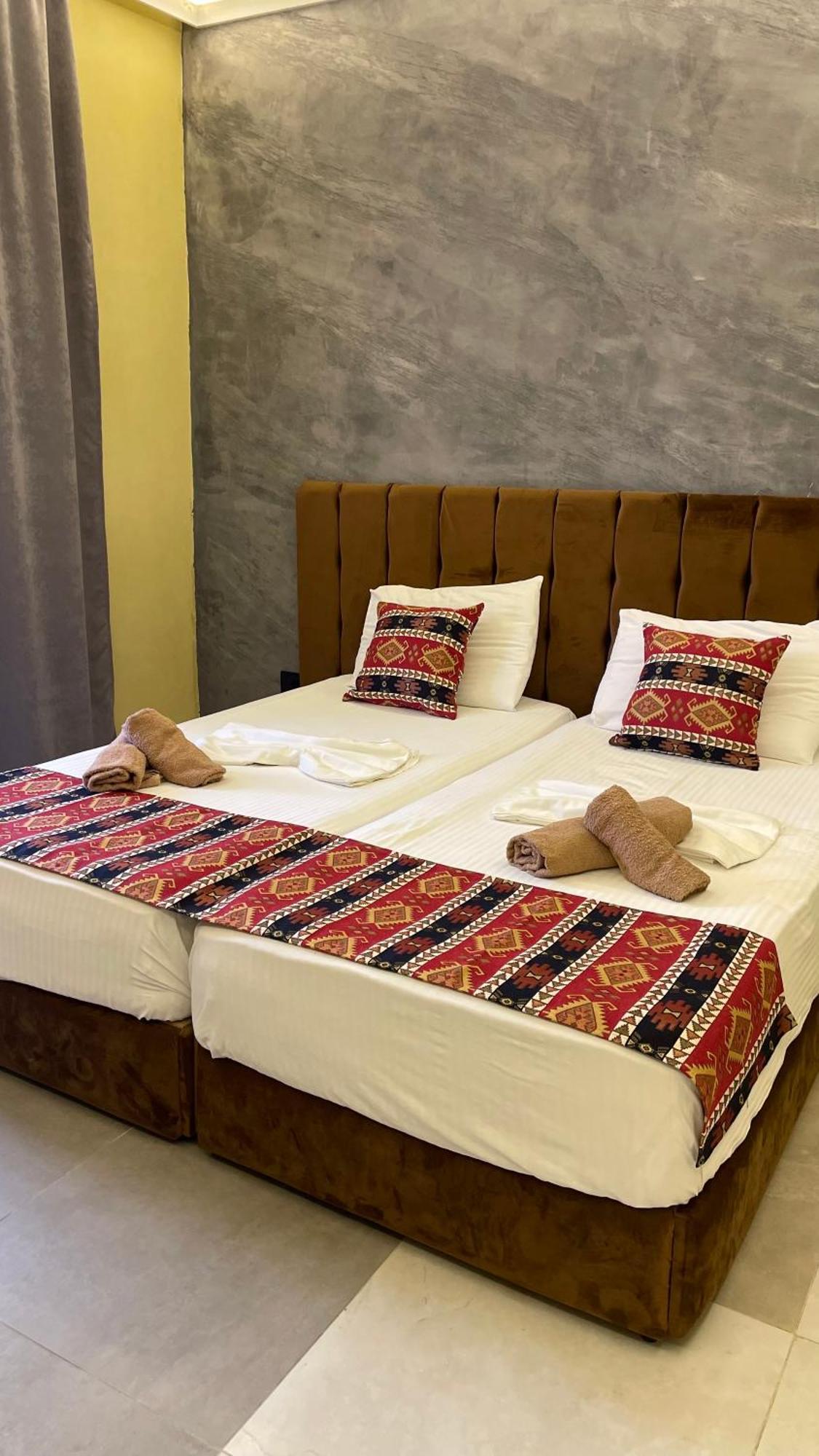 Te Bujtina Hotel- Cozy Stay With Traditional Breakfast Near Beach Голем Экстерьер фото