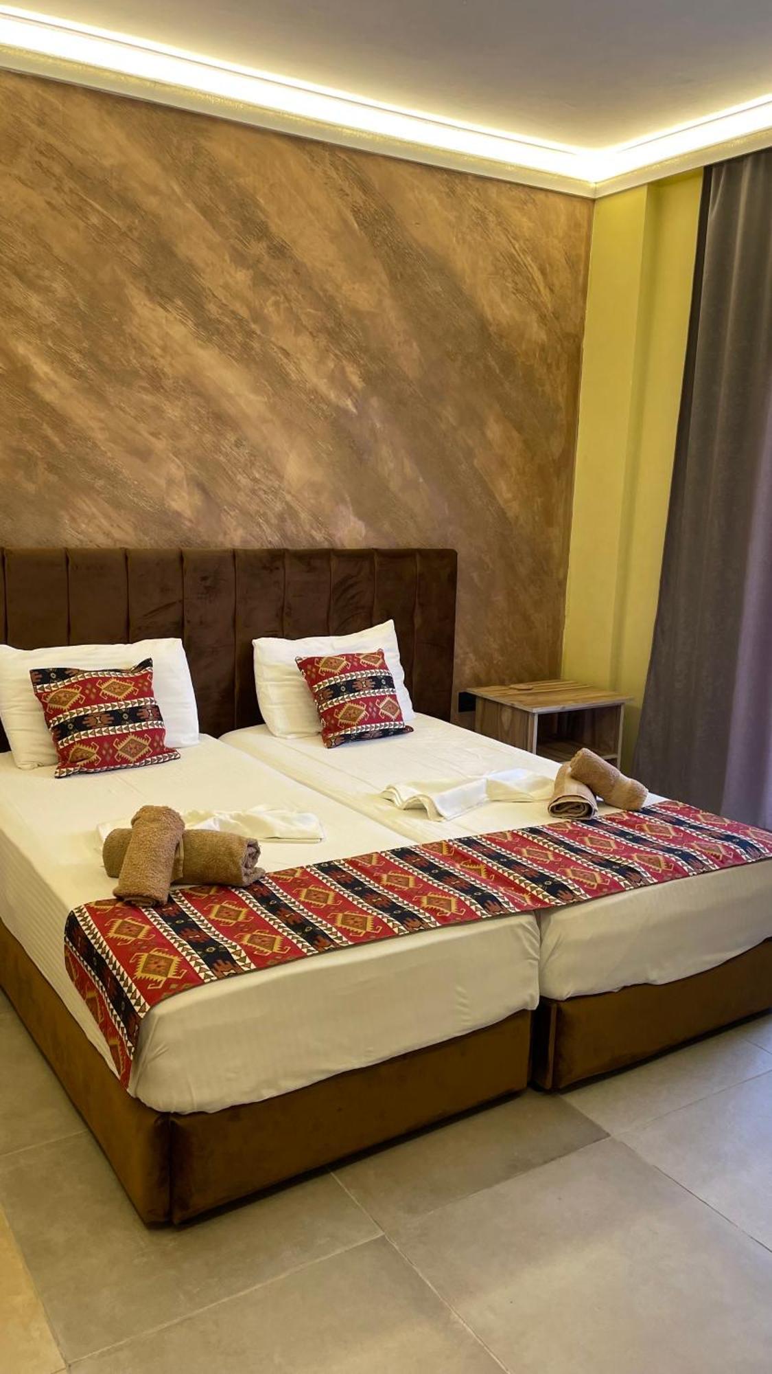 Te Bujtina Hotel- Cozy Stay With Traditional Breakfast Near Beach Голем Экстерьер фото