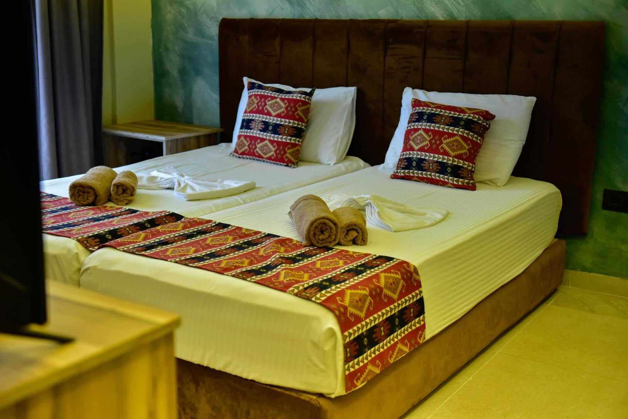 Te Bujtina Hotel- Cozy Stay With Traditional Breakfast Near Beach Голем Экстерьер фото