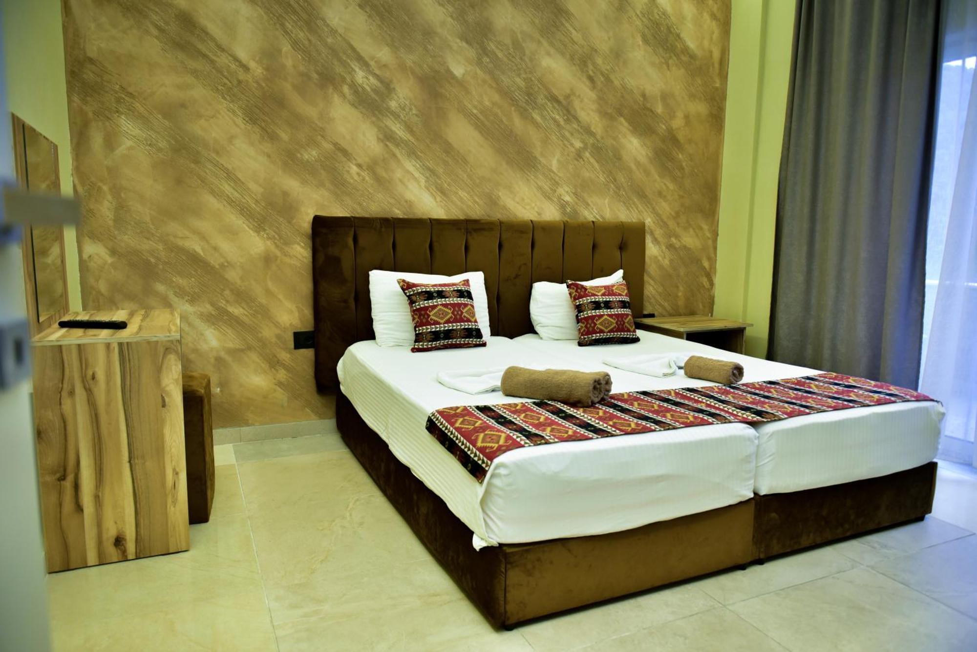 Te Bujtina Hotel- Cozy Stay With Traditional Breakfast Near Beach Голем Экстерьер фото